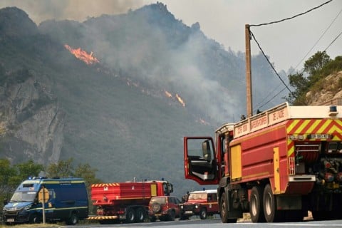 France seeks to 'stabilise' wildfire raging in south
