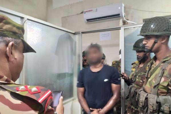 Listed criminal held with weapons in Khulna