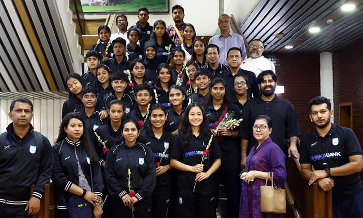 U-20 women's football team returns home