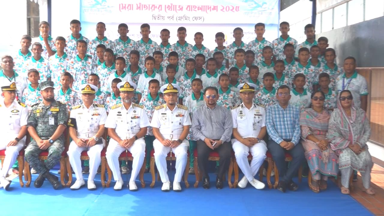 Navy chief inspects training activities of talented swimmers
