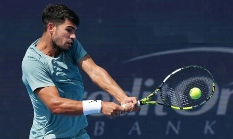 Alcaraz survives to reach Cincy semis as Rybakina topples No. 1 Sabalenka