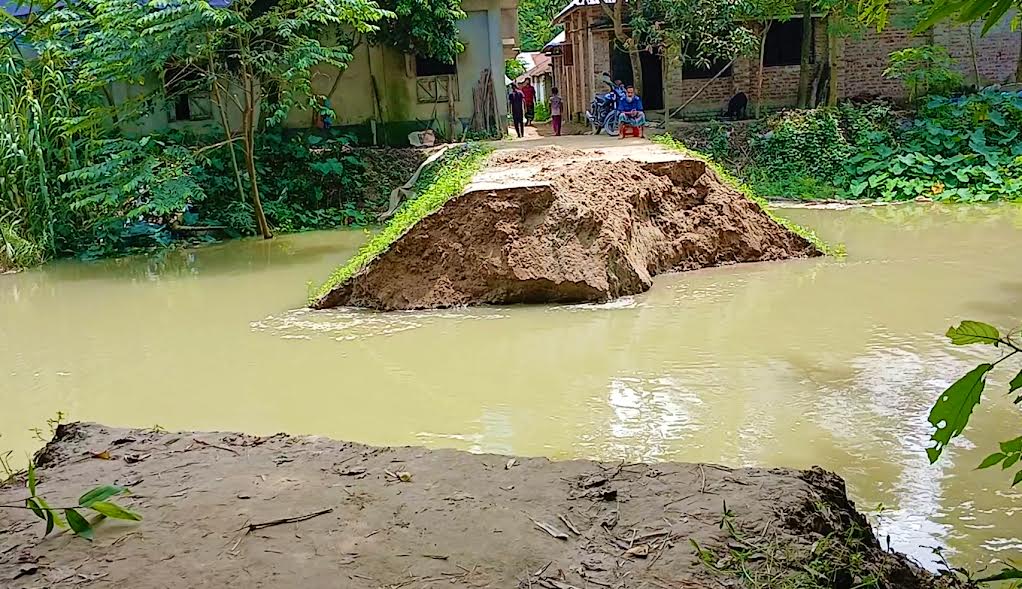 Water level of Atrai river in Naogaon above danger level