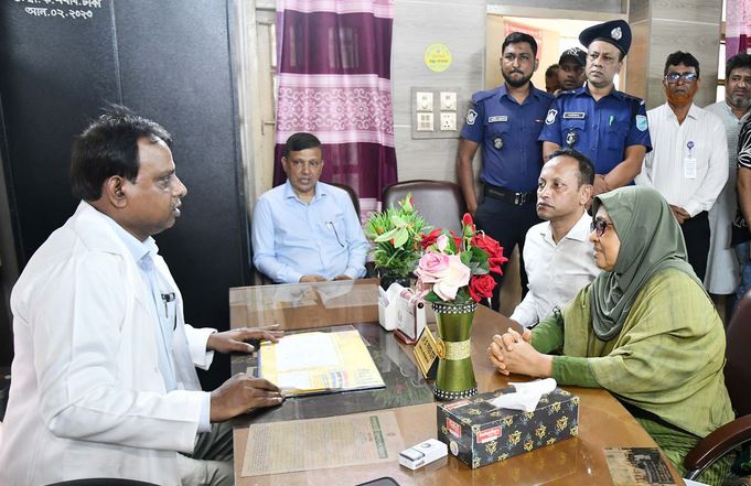 Health Adviser pays surprise visit to Nawabganj Upazila Health Complex