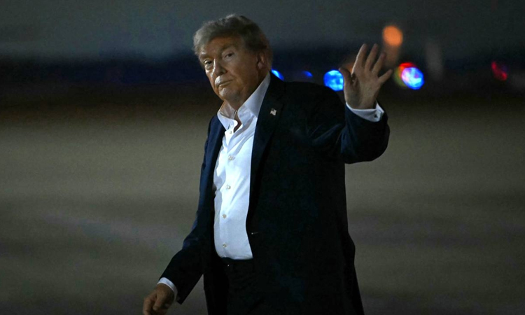 Trump gives Putin 'peace letter' from wife Melania