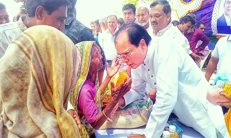 BNP distributes relief to 500 flood-hit families in Lalmonirhat