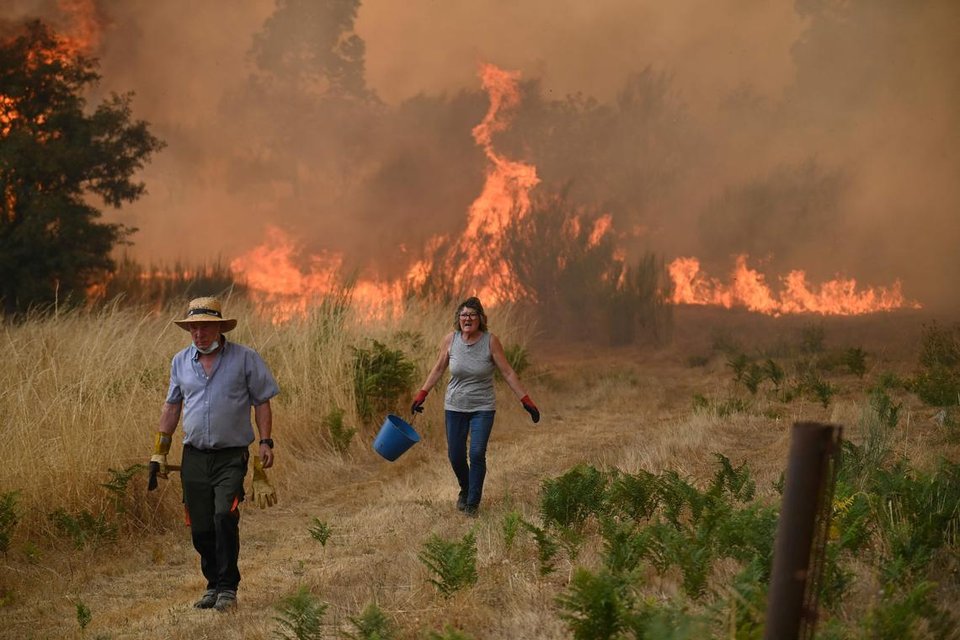 Spain PM vows 'climate pact' on visit to fire-hit region