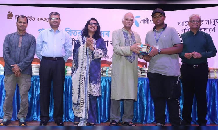 3,909 students get awards for book reading in Khulna
