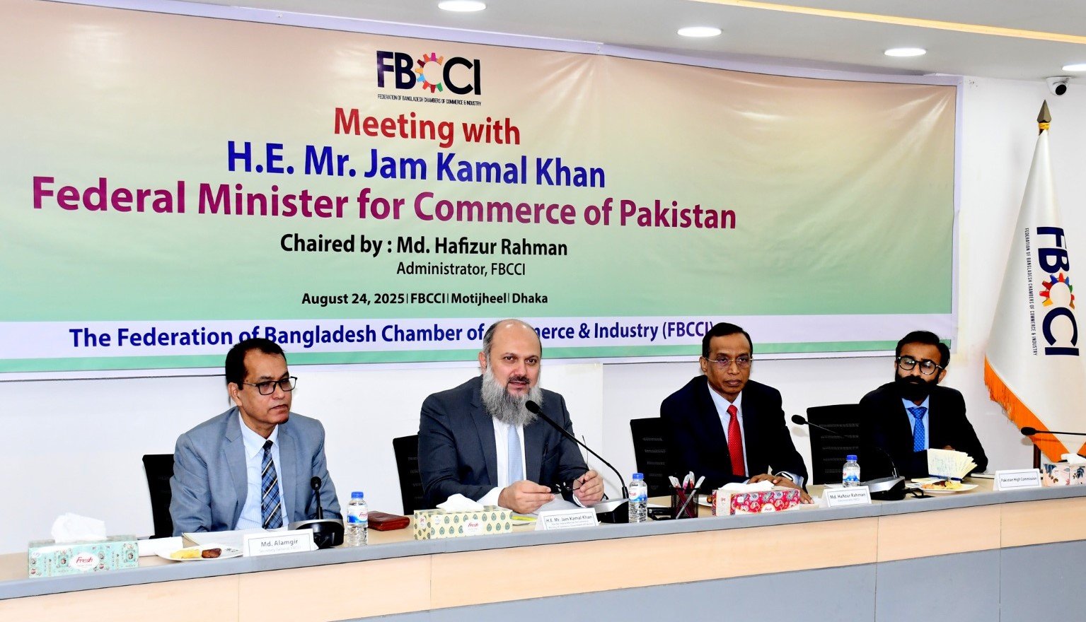 Pakistan commerce minister eyes deeper trade ties with Bangladesh 