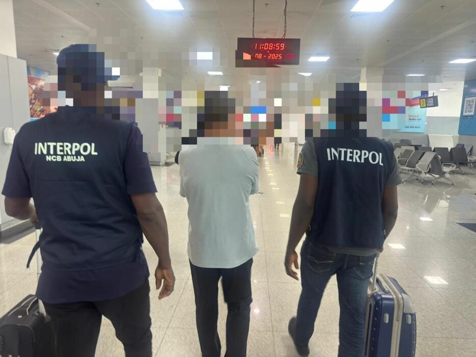 Nigeria deports wanted Chinese gang leader