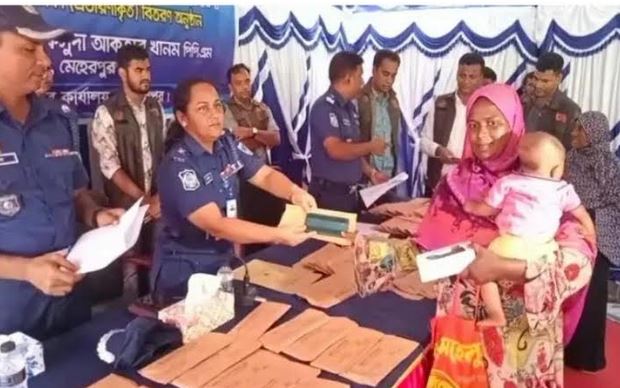Police return 122 missing mobile phones, Tk 10.18 lakh to owners