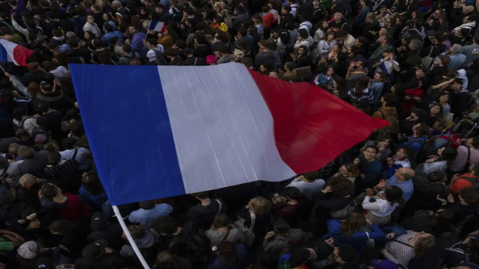 Fears of new political crisis grip France