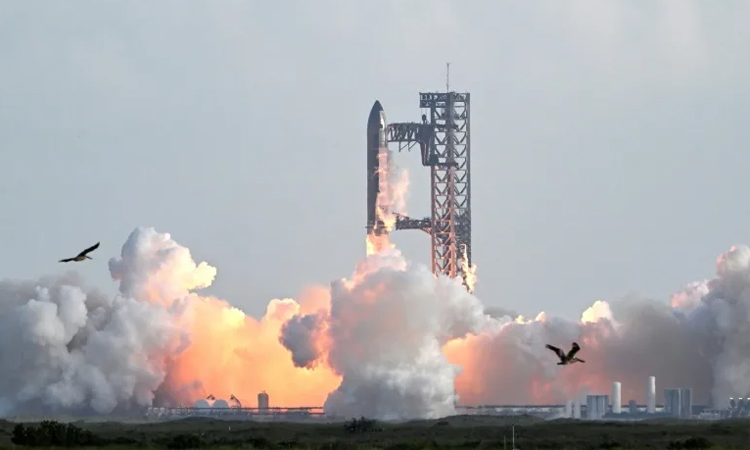 SpaceX answers critics with successful Starship test flight