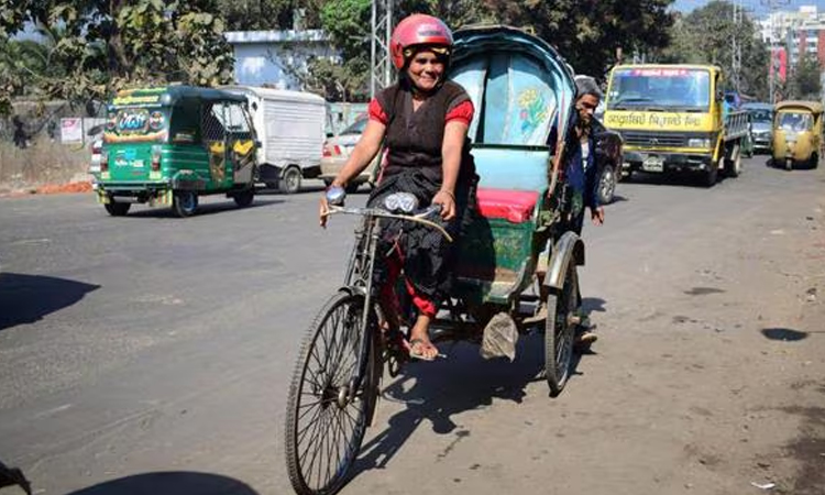 Women rickshaw pullers in Dhaka set example