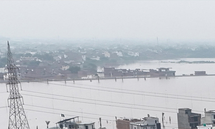 Pakistan evacuates half a million people stranded by floods