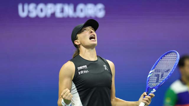 Swiatek struggles into US Open fourth round