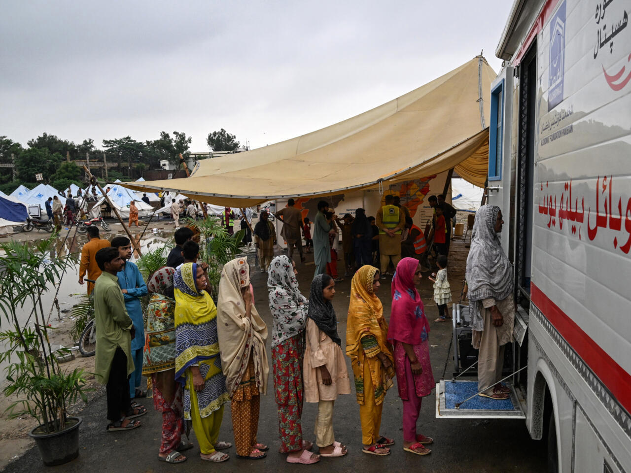 Floods leave women struggling in Pakistan's relief camps