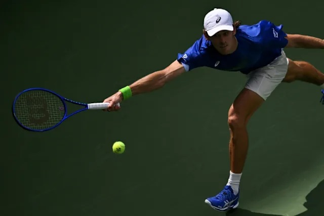 Swiatek reaches US Open quarters ahead of Gauff-Osaka blockbuster