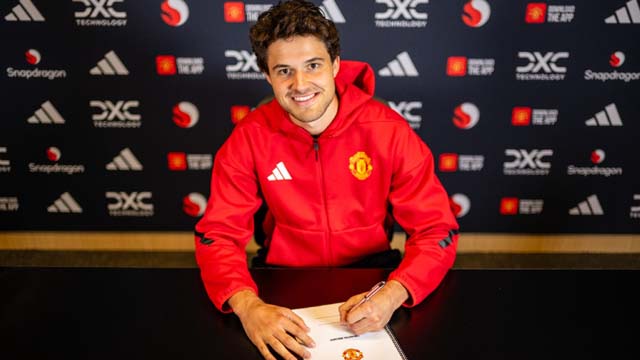 Man Utd sign Antwerp goalkeeper Senne Lammens