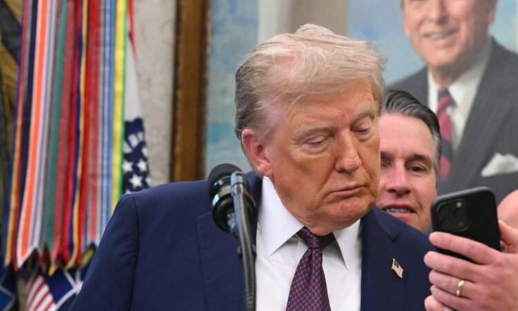 Not my bag: Trump blames AI for viral video