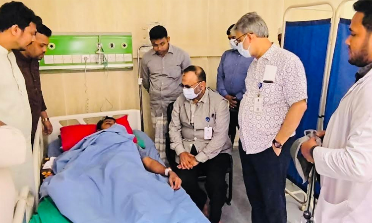 DU VC visits Nur, Meghmallar, Nazmul at hospital