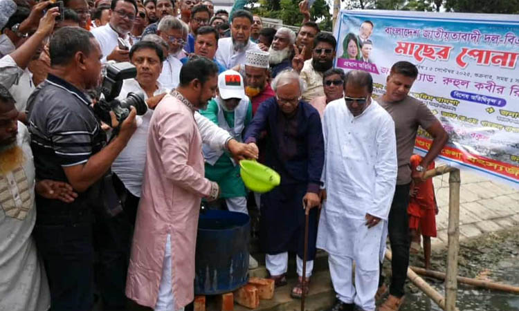 Rizvi releases hatched fish in Karatoa River in Bogura