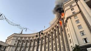 Russia hits seat of Ukraine govt in war's biggest air attack