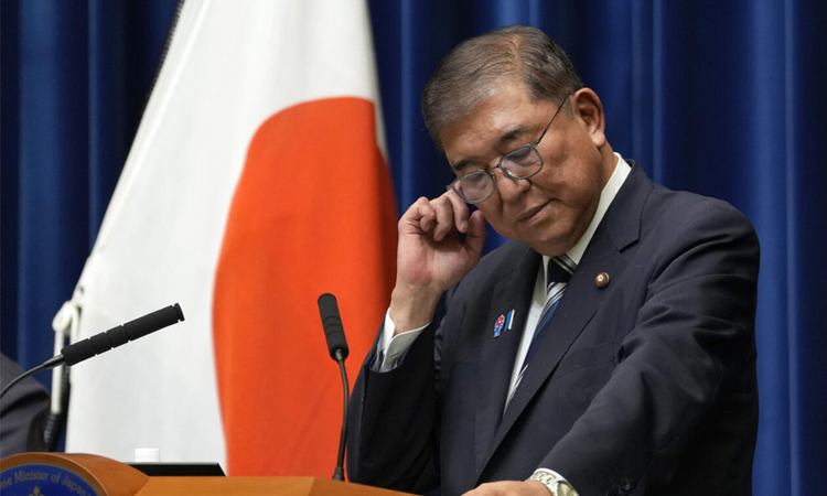 Asian shares rise as Japan politics weigh on yen