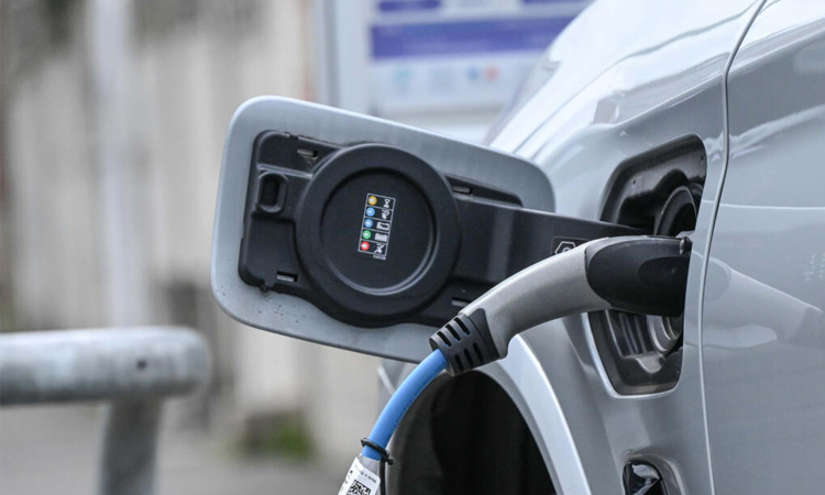 Most EU carmakers on track to meet emission targets: study