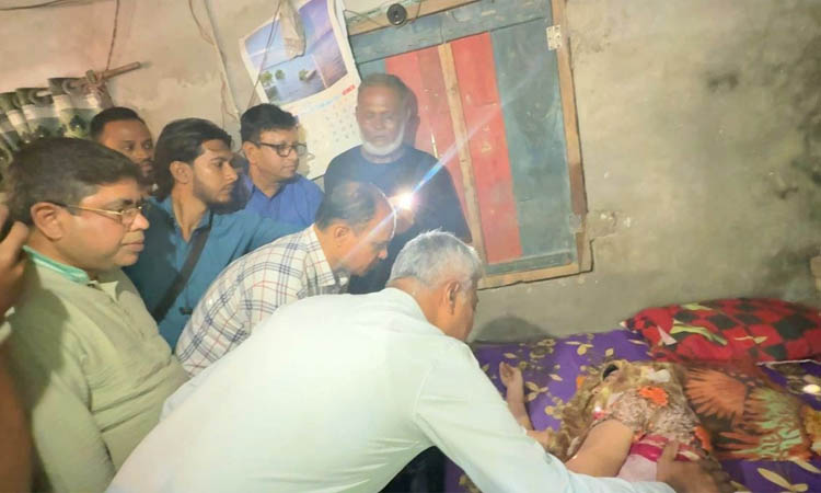 Tarique stands by van driver Mostafa’s family