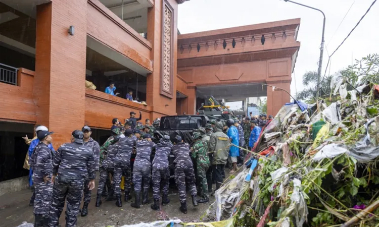 Death toll from Indonesia flash floods rises to 19