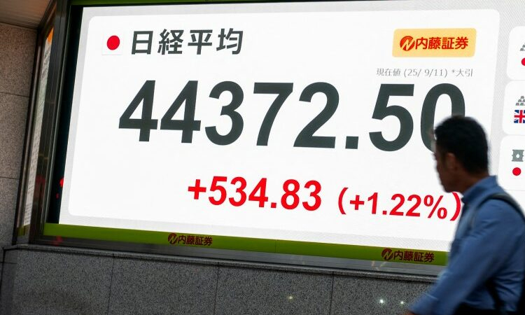 Stocks, dollar diverge with focus on rates