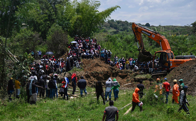 Rescuers search for miners trapped in illegal Colombian shaft