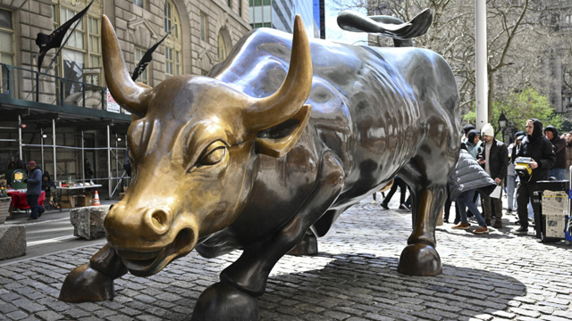 Stocks hang onto gains as rate cuts in focus