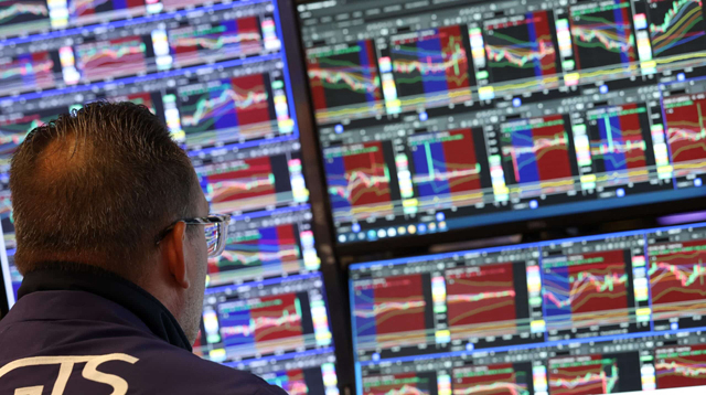 US stocks mixed as investors look forward to Fed meeting