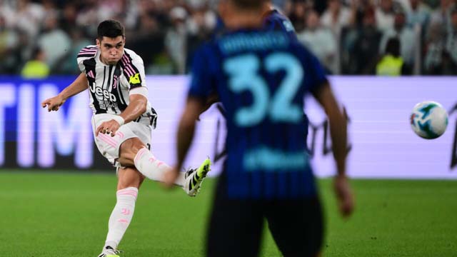 Last-gasp Juve beat Inter to keep pace with leaders Napoli