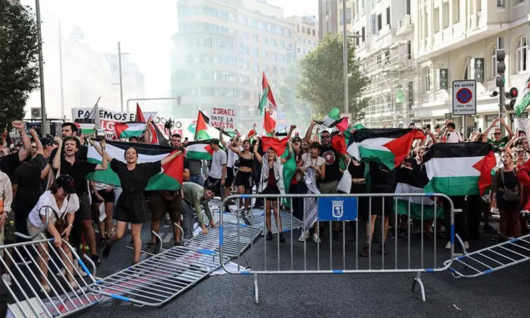 Pro-Palestinian protestors invade Vuelta course in Madrid