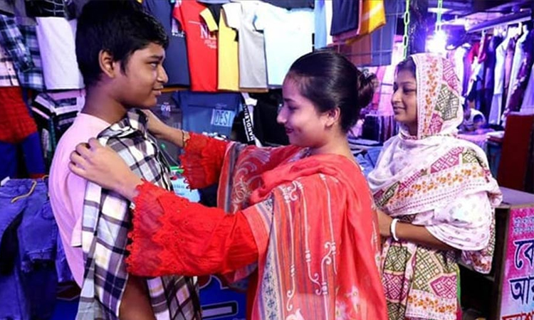 Shopping gains momentum in capital ahead of Durga Puja