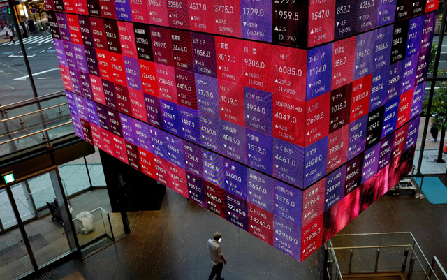 Asian stocks swing as traders bide time ahead of US rate decision