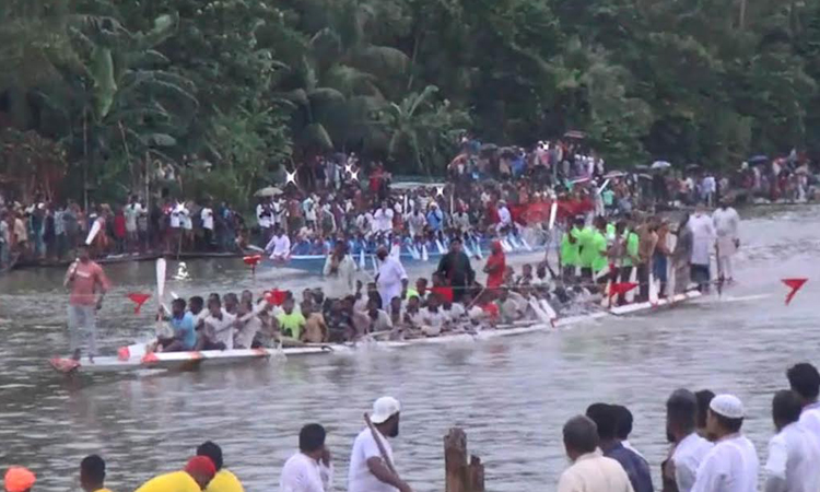 People throng Bagahata River to watch traditional boat race