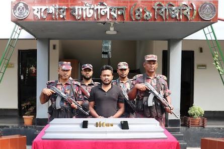 One held with 5 gold bars in Jashore