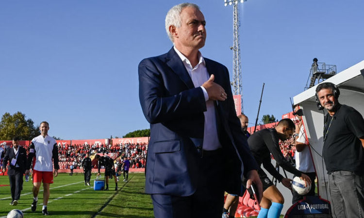 Mourinho celebrates Benfica return with convincing win