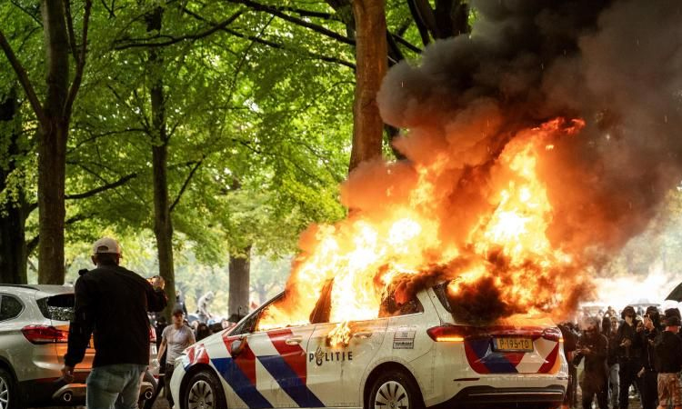 Dutch anti-immigration protesters clash with police