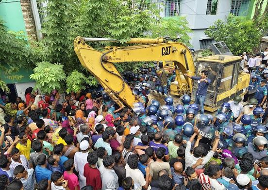 Clashes erupt during eviction drive in Khulna, 10 injured