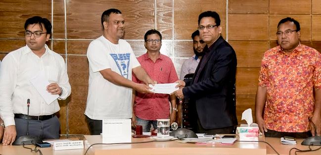 KCC distributes Tk 6.84 lakh to 74 puja mandaps in Khulna