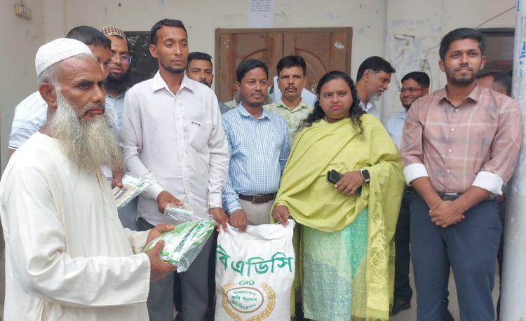 Vegetable seeds and fertilizers distributed among farmers in Jhalakathi