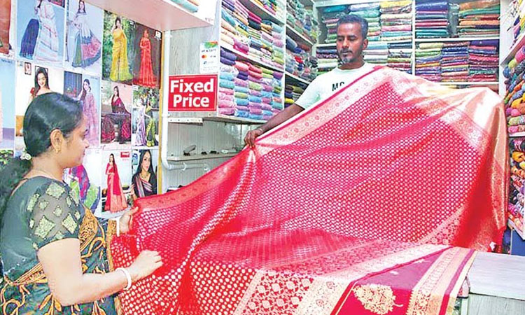 Puja shopping gains momentum in Rajshahi