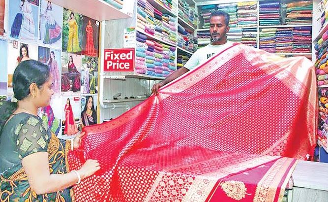 Puja shopping gains momentum in Rajshahi