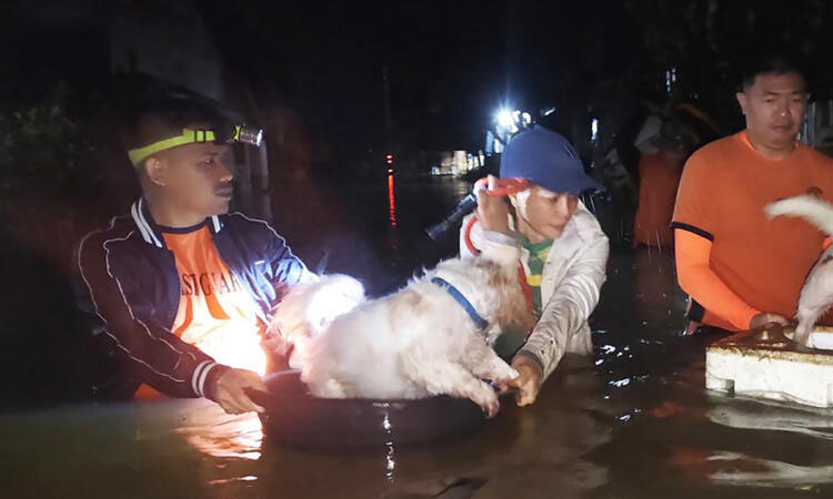400,000 evacuated, 3 dead as fresh storm batters Philippines
