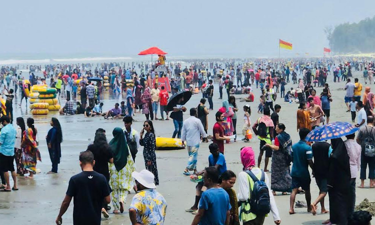 Tourist surge transforms cox's bazar beach into festive mood