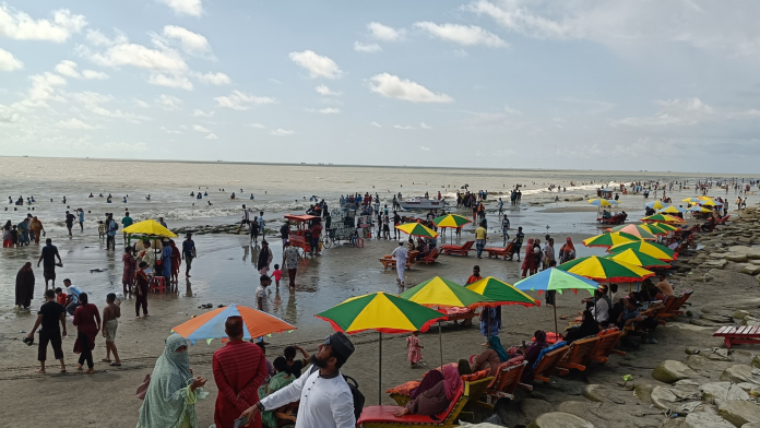 World Tourism Day: tourists welcomed with flowers in Kuakata